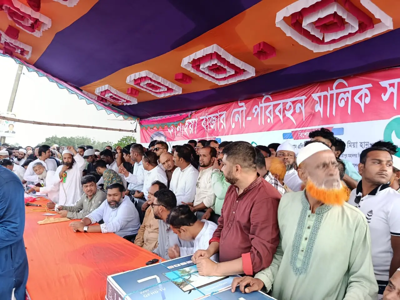 গাজীপুরে লক্ষাধিক মানুষের উপস্থিতিতে ঐতিহ্যবাহী নৌকা বাইচের উৎসবমুখর আয়োজন