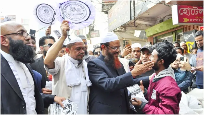 নির্বাচনী প্রচারণা শুরু করলেন হাতপাখার প্রার্থী মুফতি ফয়জুল করীম