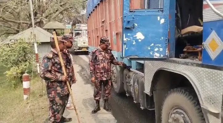 জ্বালানি পাচার ঠেকাতে সোনামসজিদ স্থলবন্দরে বিজিবির বিশেষ তদারকি