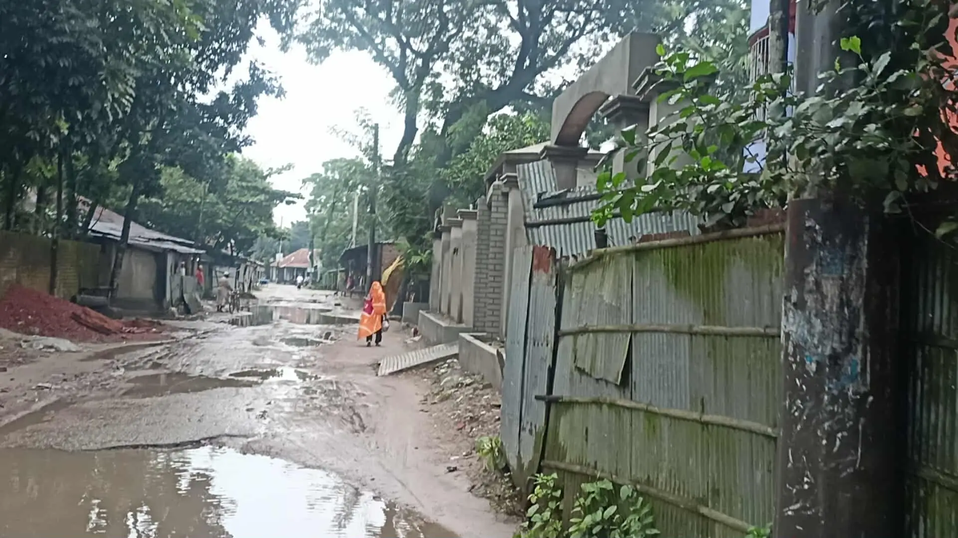 ডোমারের বসুনিয়াহাট রোডে নাজুক পরিস্থিতি- ভোগান্তির শেষ নেই সাধারণ মানুষের