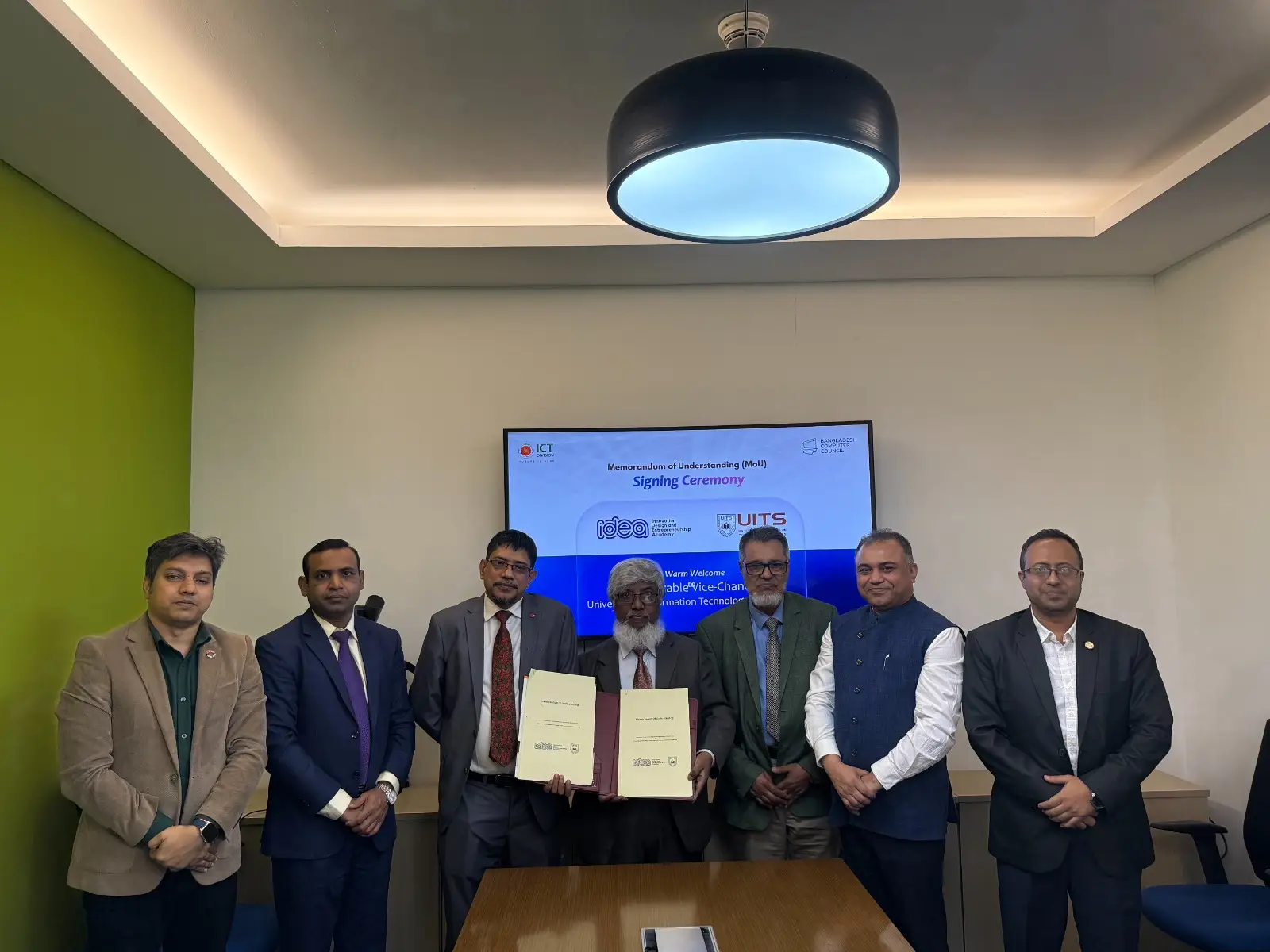 ইউআইটিএস আইকিউএসি ইনোভেশন হাব ও আইডিয়া প্রজেক্টের সমঝোতা স্মারক স্বাক্ষর