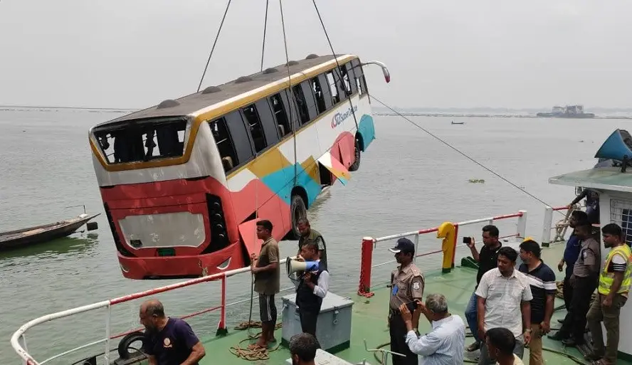 দৌলতদিয়ায় নদীতে পড়া বাসটির ফিটনেস, ট্যাক্সটোকেন ও রুট পারমিটের মেয়াদ ছিলো উত্তীর্ণ