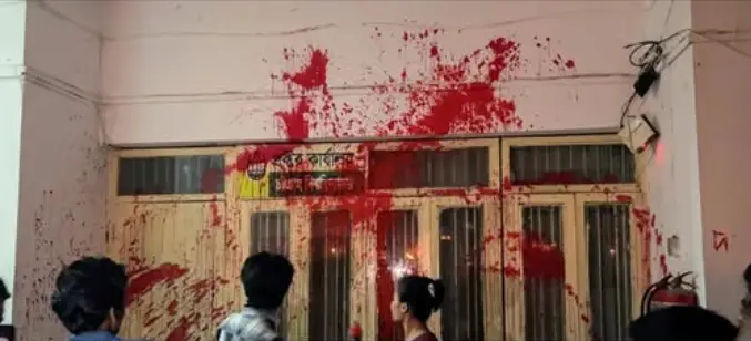 চবিতে প্রক্টরের পদত্যাগের দাবিতে মশালমিছিল, লাল রং ছিটিয়ে প্রতিবাদ গণতান্ত্রিক ছাত্র জোটের