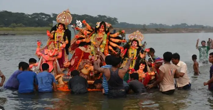 শারদীয় দুর্গাপূজার সমাপ্তী,  প্রতিমা বিসর্জন চলছে দেশজুড়ে