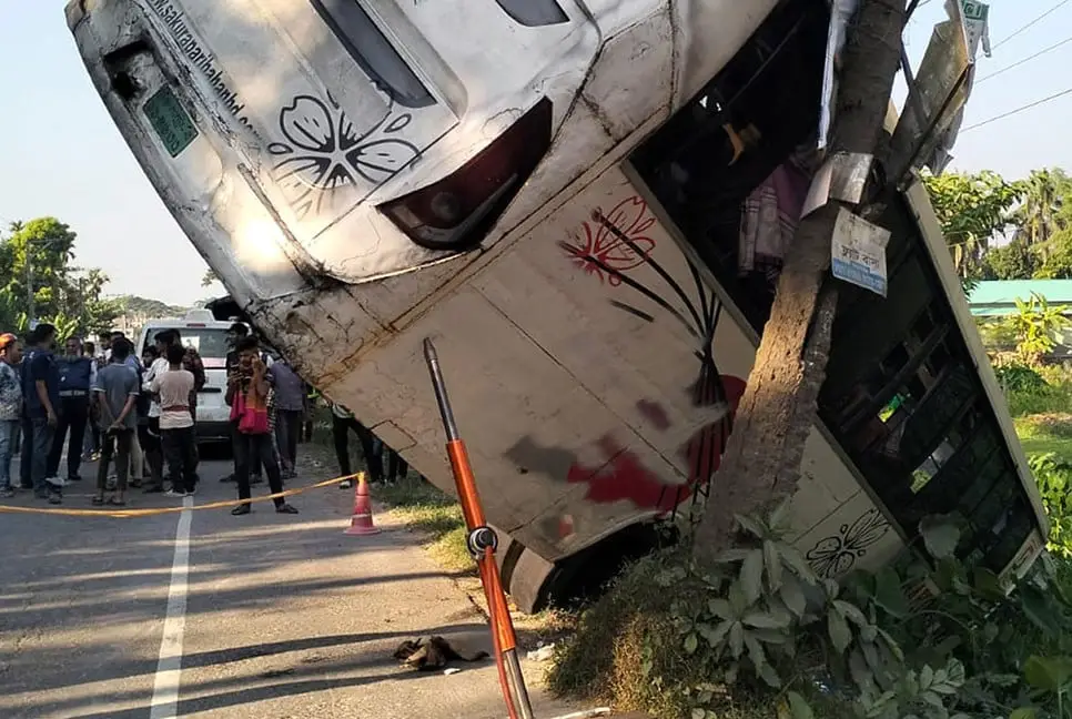 গৌরনদীতে মোটরসাইকেলচালককে বাঁচাতে গিয়ে বাস খাদে, আহত ১৩