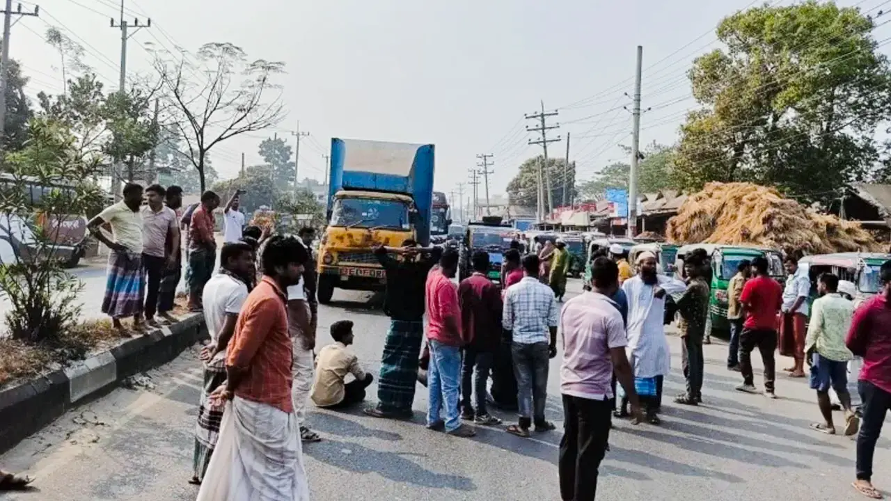 শ্রমিক দল নেতার নেতৃত্বে ১০ টাকার চাঁদা একলাফে ৭০ টাকা