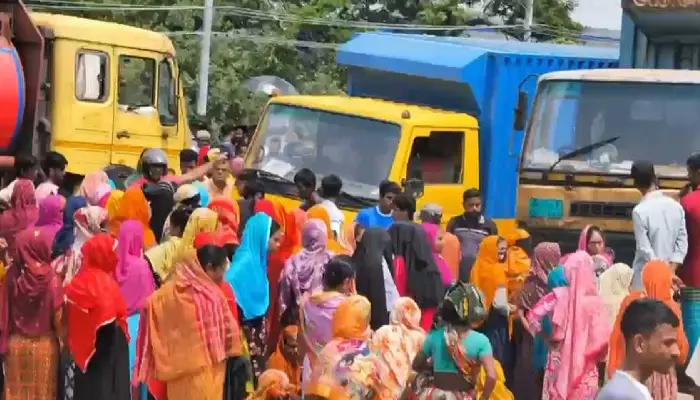 রূপগঞ্জে বকেয়া বেতনের দাবিতে শ্রমিকদের মহাসড়ক অবরোধ