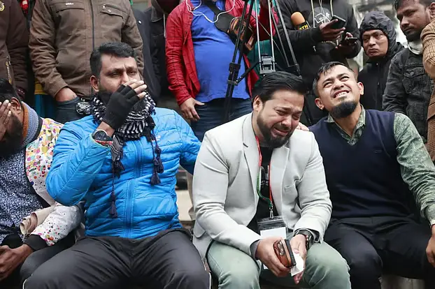 নীরব কান্নায় ভরে উঠল এভারকেয়ার,  হাসপাতালের ফটকে জনতার ঢল