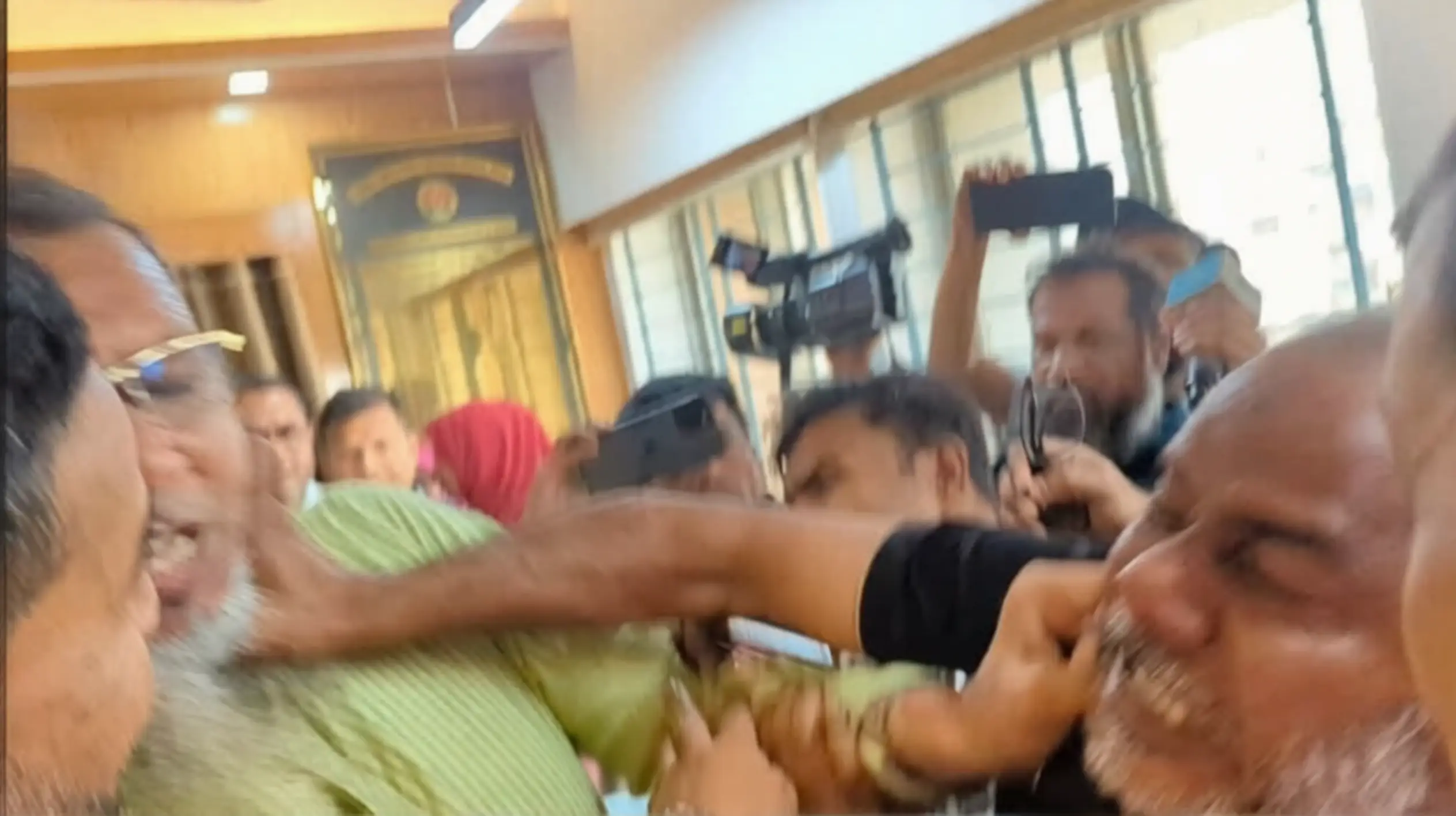 বগুড়ায় নির্বাচন অফিসে দুই বিএনপি নেতার ধস্তাধস্তি