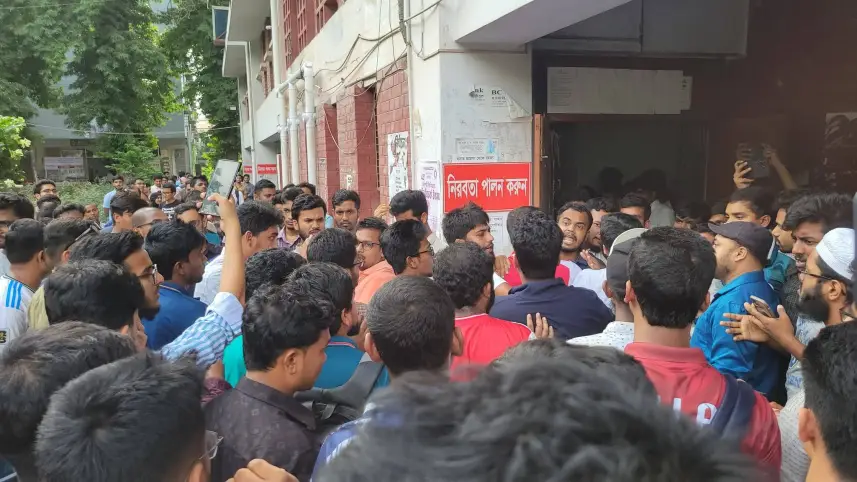 রাবিতে শিক্ষার্থী মারধরের ঘটনায় দুইজন গ্রেপ্তার, নিরপেক্ষ তদন্তের দাবি বিভিন্ন ছাত্রসংগঠনের