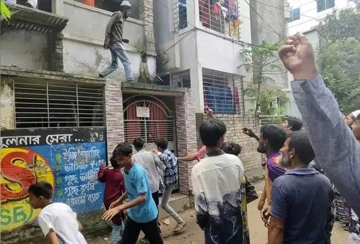 দোকানে চুরির ঘটনায় খুলনায় দুই মাদক কারবারির বাড়িতে হামলা-ভাঙচুর