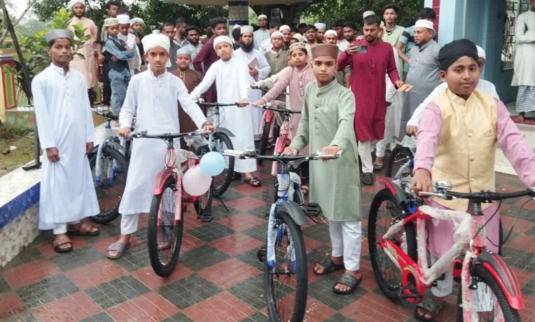 টানা ৪১ দিন জামাতে নামাজ, ৯ শিক্ষার্থী পেল বাইসাইকেল