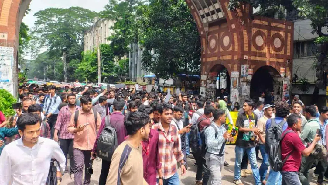শিক্ষা বোর্ডমুখী এইচএসসি পরীক্ষার্থীদের মিছিলে পুলিশের বাধা, ঢাবি এলাকায় উত্তেজনা