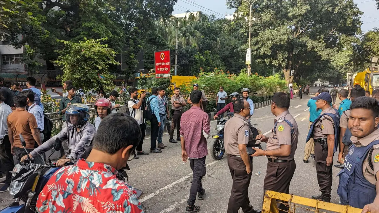 কর্মসূচি শেষে শিক্ষা ভবনের সামনে থেকে সরে গেলেন শিক্ষার্থীরা