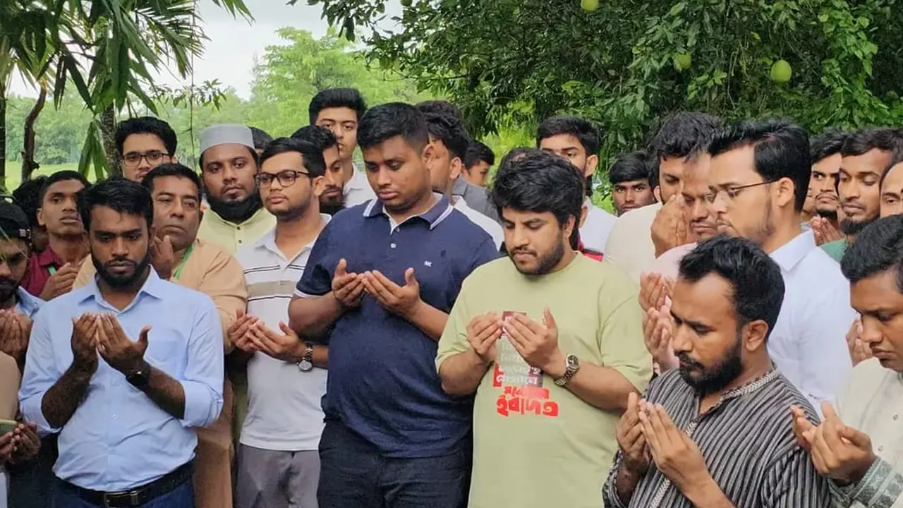 জুলাই শহীদদের কবর জিয়ারতের মধ্য দিয়ে ফেনীতে এনসিপির ‘জুলাই পদযাত্রা’ শুরু