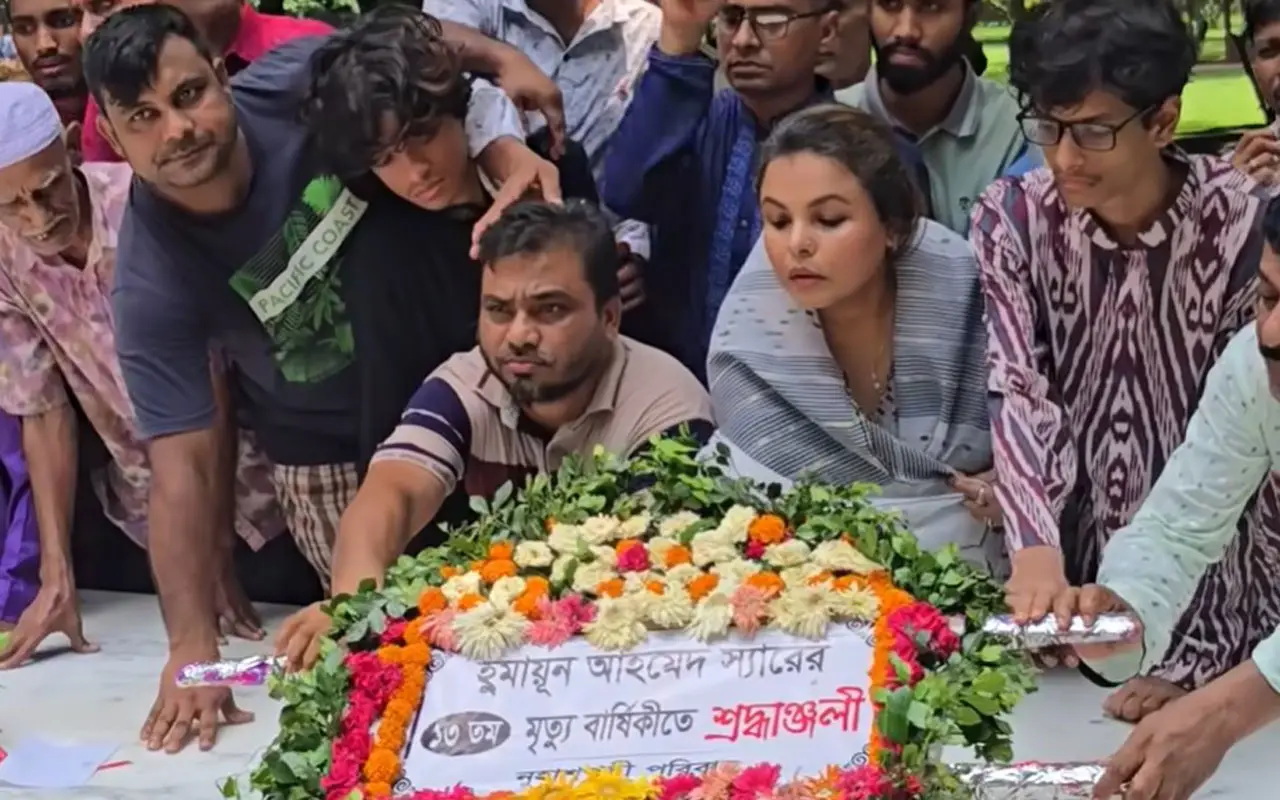 নুহাশপল্লীতে শ্রদ্ধা, স্মৃতিচারণ ও ভক্তদের ঢল—পালিত হলো হুমায়ূন আহমেদের ১৪তম মৃত্যুবার্ষিকী