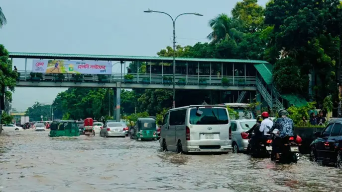 টানা বৃষ্টিতে রাজধানীর বিভিন্ন এলাকায় জলাবদ্ধতা, যানজট এড়াতে ট্রাফিক পুলিশের সতর্কতা
