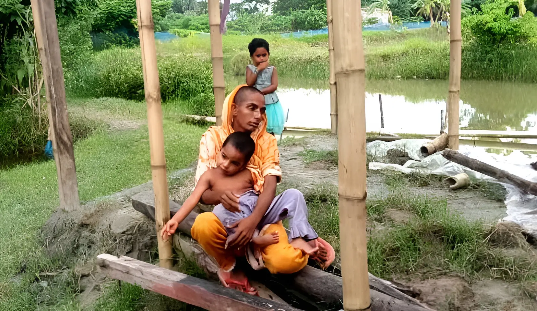 ৫০০ টাকা ভাড়া দিতে চুল বিক্রি, দুই সন্তান নিয়ে রেললাইনের পাশে রেহানা